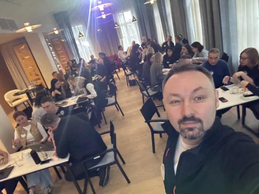 Руслан Громов проводит командную сессию